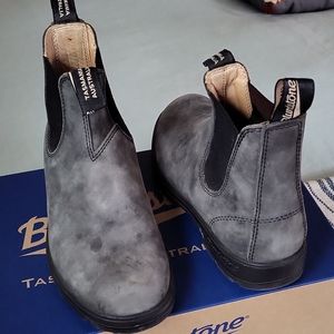BLUNDSTONE 587 rustic black elastic sided boots. Only worn a handful of times.